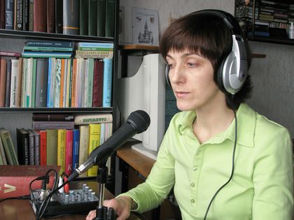 Галина Горецка записывает выпуск подкаста на эсперанто